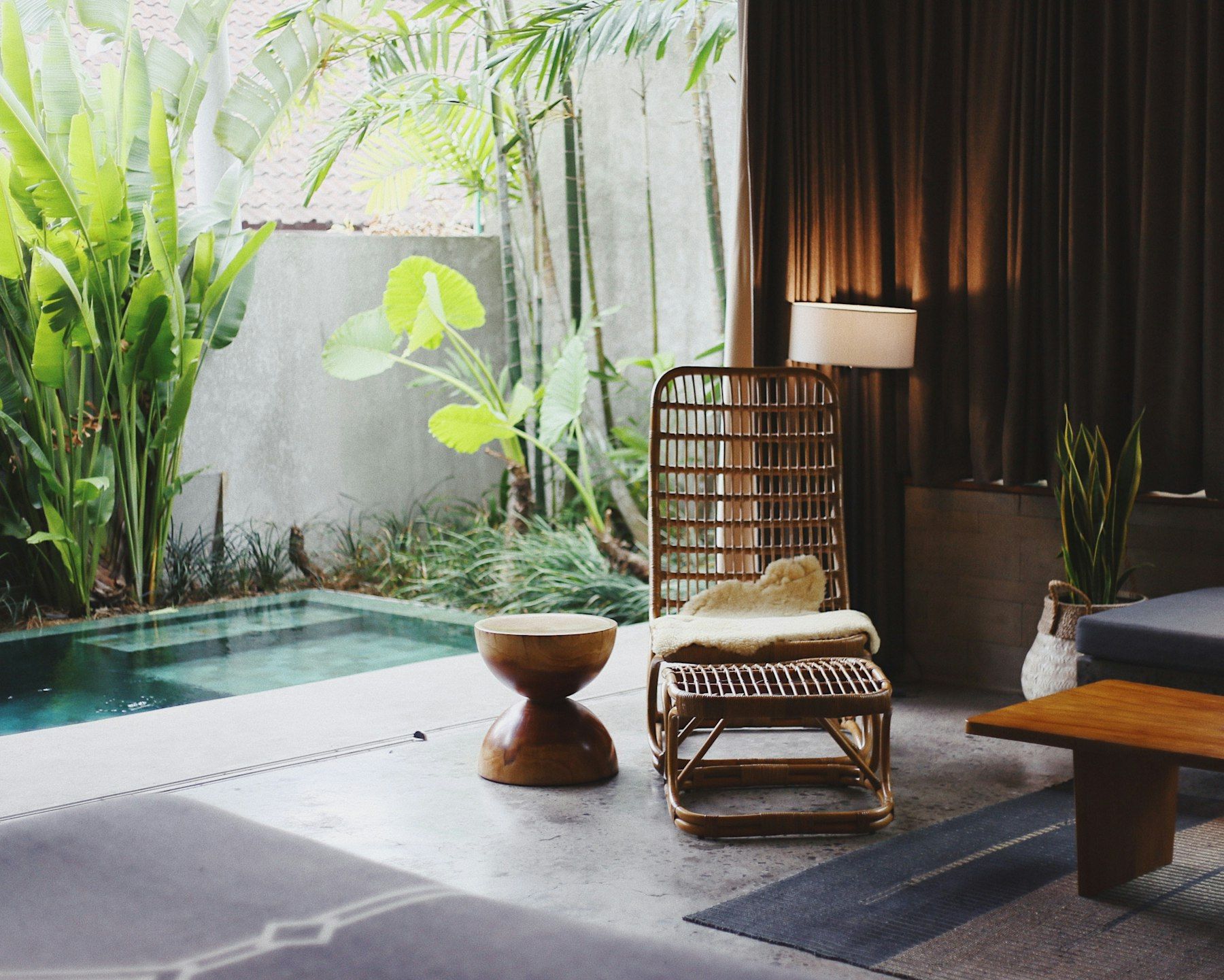 Área de descanso de un spa con luz natural